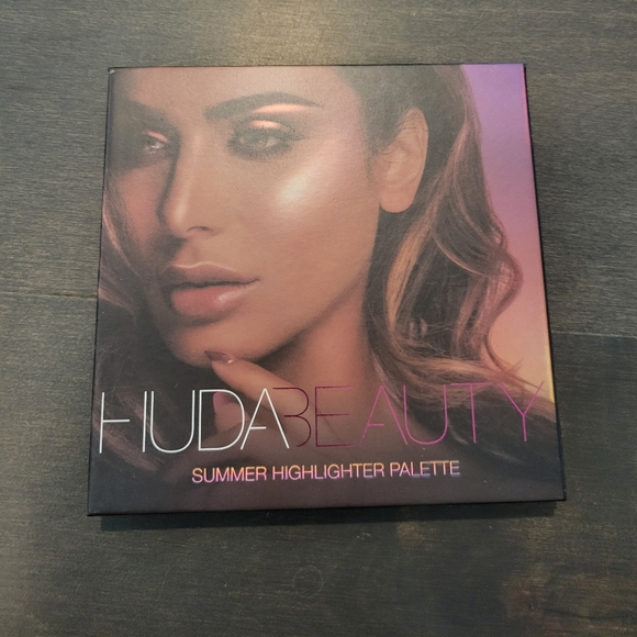 Huda Beauty Palette - Picture 2 of 3